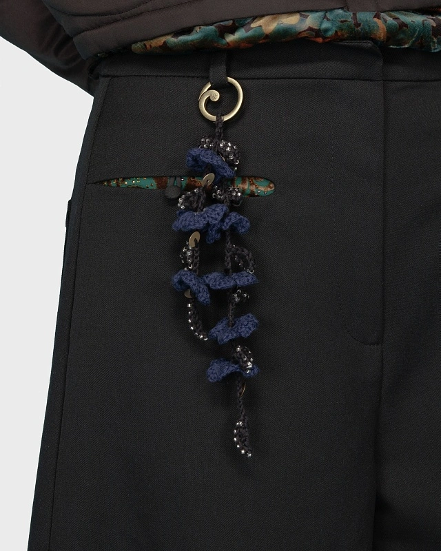 FLORAL KNITTED KEYCHAIN NAVY