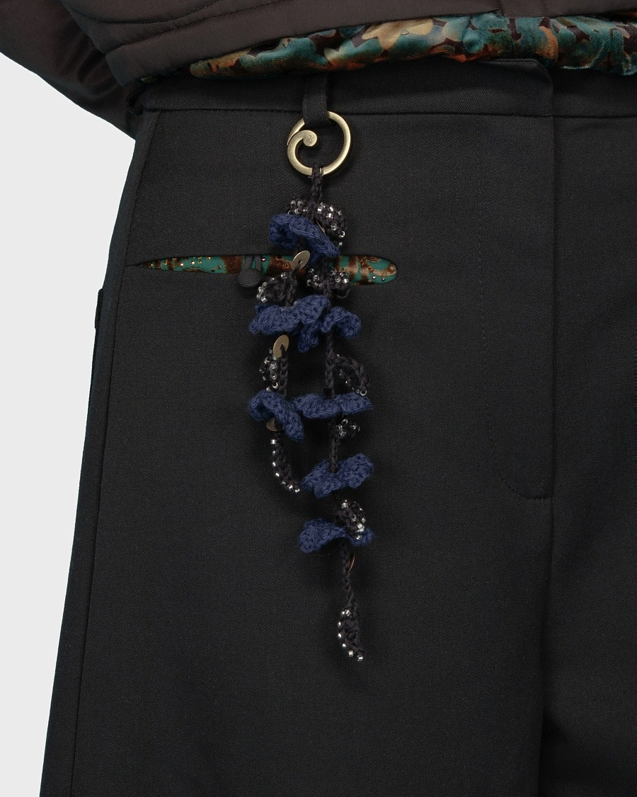 FLORAL KNITTED KEYCHAIN NAVY